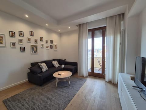 Bed, TV and multimedia, Living room, Seating area