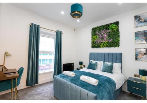 Bed, TV and multimedia, Bedroom