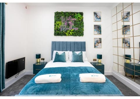 Bed, TV and multimedia, Bedroom