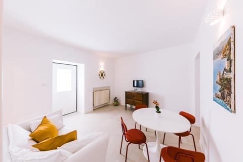 TV and multimedia, Photo of the whole room, Seating area, Dining area