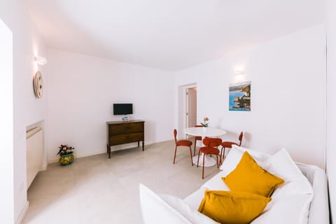 TV and multimedia, Living room, Photo of the whole room, Seating area, Evening entertainment