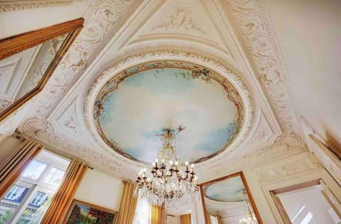 Elegant Roosevelt Apartment in Paris
