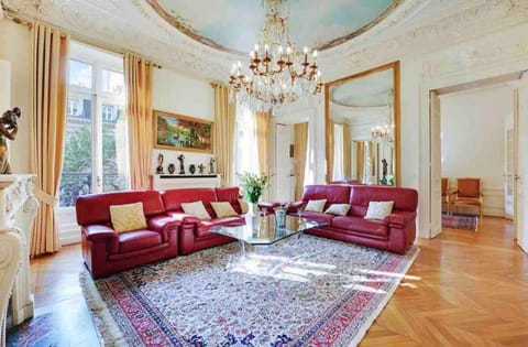 Elegant Roosevelt Apartment in Paris