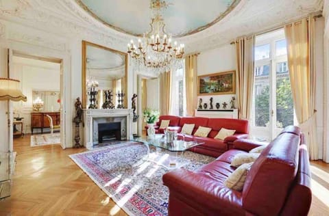 Elegant Roosevelt Apartment in Paris