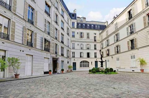 Elegant Roosevelt Apartment in Paris