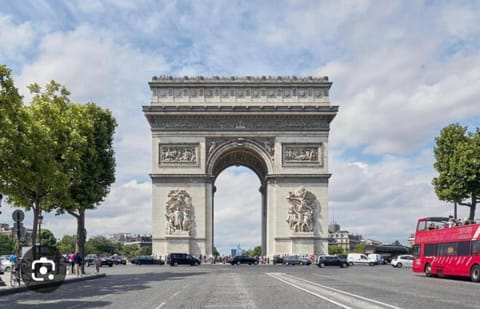 Elegant Roosevelt Apartment in Paris