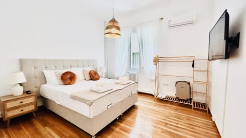 Bed, TV and multimedia, Photo of the whole room, Bedroom, towels, air conditioner