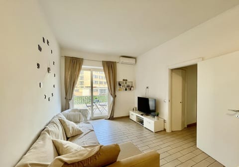 TV and multimedia, Living room, Photo of the whole room, Evening entertainment