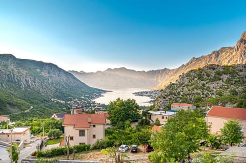 Mountain view, Sea view