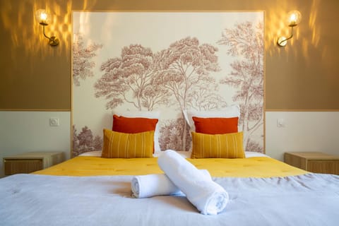 Bed, Bedroom, towels