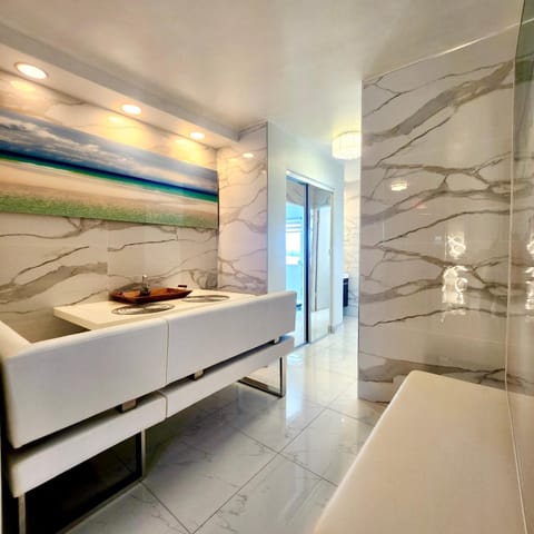 Luxurious Waterfront 2 room apartment- Remodeled- Free parking- 5min drive to Miami Beach Apartment in North Bay Village