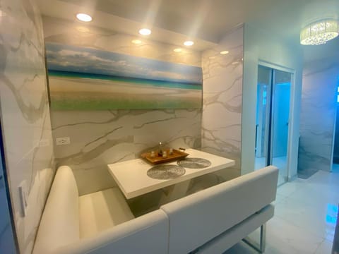 Luxurious Waterfront 2 room apartment- Remodeled- Free parking- 5min drive to Miami Beach Apartment in North Bay Village