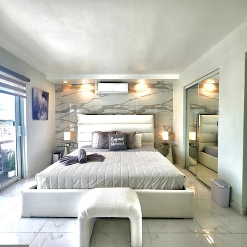 Luxurious Waterfront 2 room apartment- Remodeled- Free parking- 5min drive to Miami Beach Apartment in North Bay Village