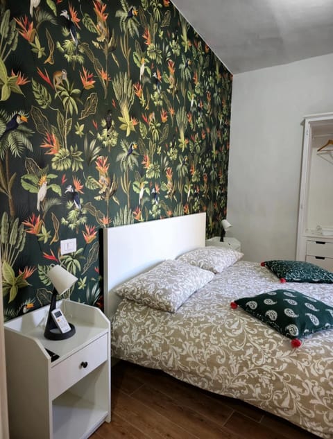 Photo of the whole room, Bedroom, wardrobe