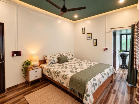 Property building, Bed, Bedroom