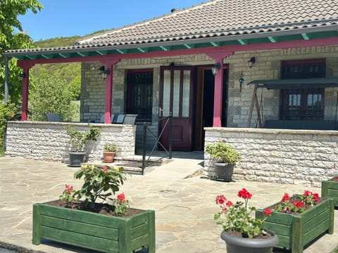 Property building, Patio, Day, Garden, Garden view