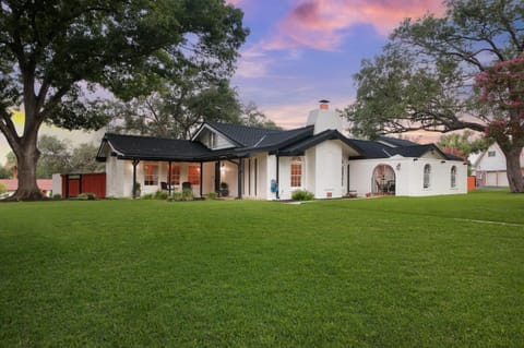 Casa Blanca Estate Lux 5BR4BA House in San Antonio