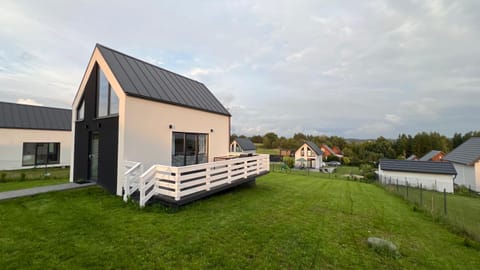 Domek nad jeziorem Raduńskim House in Pomeranian Voivodeship