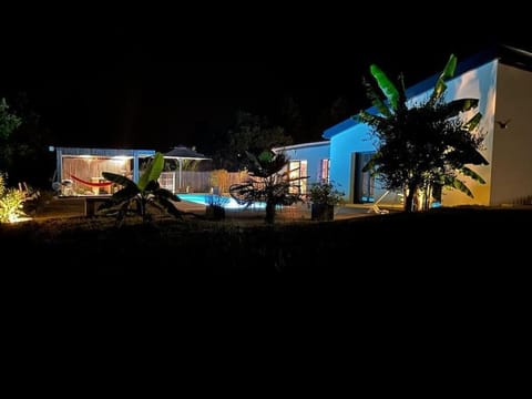 Villa Kevin piscine, pool house et pétanque 6 à 8 personnes Villa in Villefranche-de-Rouergue