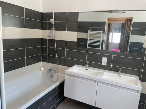 Villa Kevin piscine, pool house et pétanque 6 à 8 personnes Villa in Villefranche-de-Rouergue