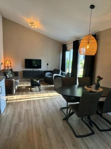 TV and multimedia, Seating area, Dining area