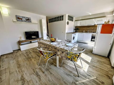 Property building, TV and multimedia, Kitchen or kitchenette, Living room, Food and drinks, Dining area, Beach, Evening entertainment, oven, pet friendly, stove