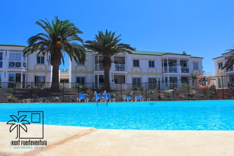 Swimming pool, sunbed
