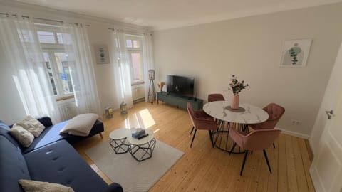 TV and multimedia, Living room, Seating area, Dining area