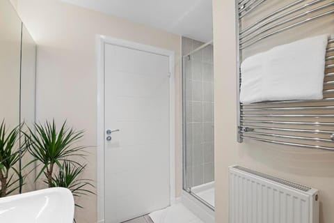 Luxury House with a Hot Tub book on Air Bee and Bee Villa in North Berwick