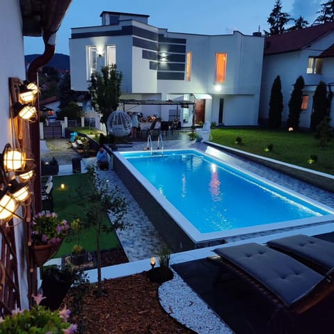 Property building, Garden, Garden view, Pool view, Swimming pool, sunbed