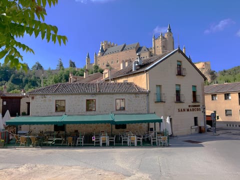 Property building, Restaurant/places to eat