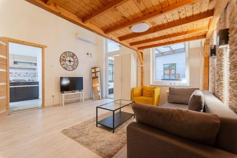 Communal lounge/ TV room, TV and multimedia, Living room, Seating area, Evening entertainment