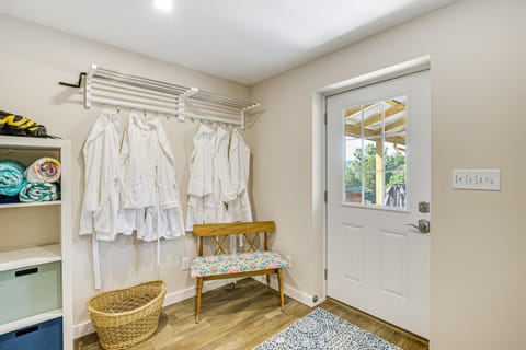 Waterfront Escape in Cub Run with Deck and Hot Tub! House in Nolin Lake