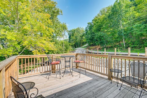 Waterfront Escape in Cub Run with Deck and Hot Tub! House in Nolin Lake