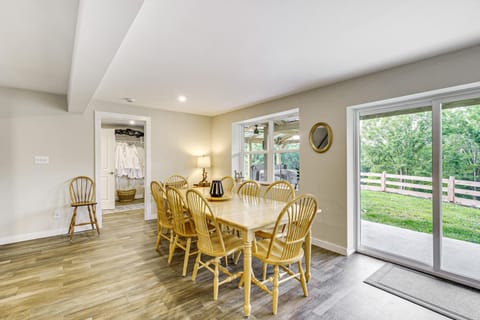 Waterfront Escape in Cub Run with Deck and Hot Tub! House in Nolin Lake