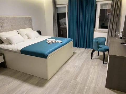 Bed, Photo of the whole room, Seating area, Bedroom, towels