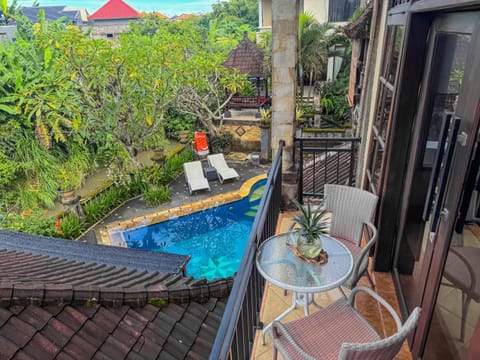 Patio, Day, Natural landscape, Garden, View (from property/room), Balcony/Terrace, Dining area, Garden view, Pool view, Swimming pool, sunbed