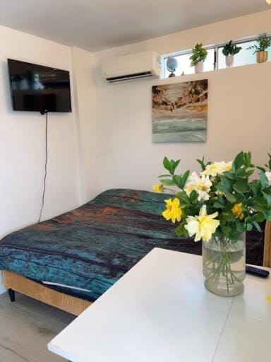 private & Quiet unit D Bed & bath Chalet in Rosemead