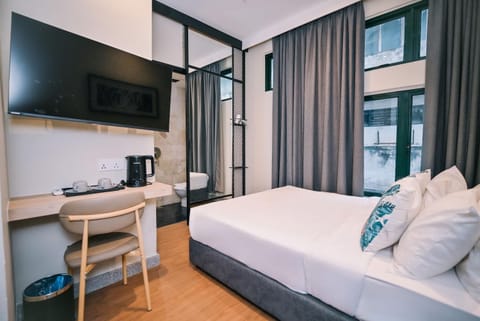 Bed, TV and multimedia, Photo of the whole room, Bedroom