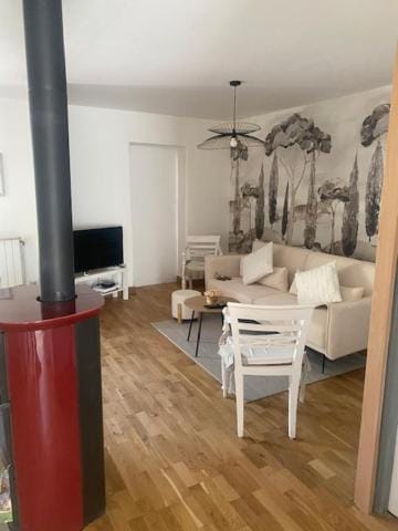 Communal lounge/ TV room, TV and multimedia, fireplace