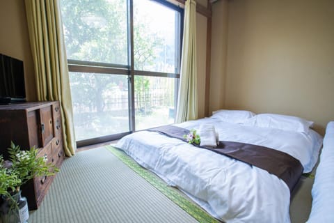 Bed, TV and multimedia, Bedroom