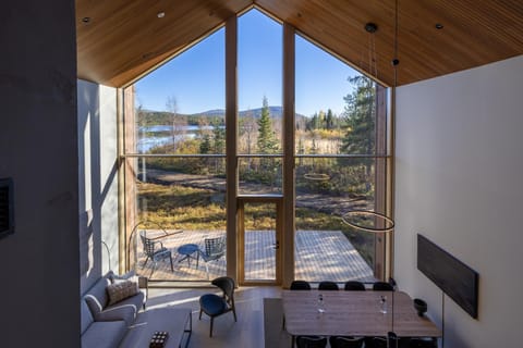 Communal lounge/ TV room, Day, Natural landscape, TV and multimedia, Living room, Seating area, Dining area