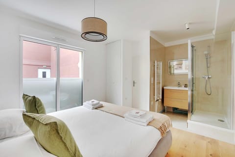 Shower, Bathroom, Photo of the whole room, Bedroom