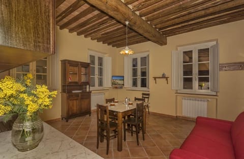 Kitchen or kitchenette, Living room, Seating area, Dining area