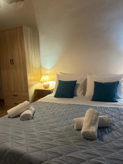 Bed, Bedroom, towels