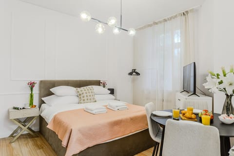 Bed, TV and multimedia, Seating area