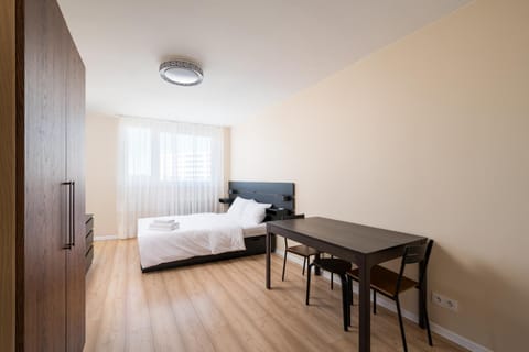 Bed, Photo of the whole room, Seating area, Dining area, Bedroom