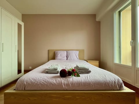 Bed, Photo of the whole room, Bedroom, towels