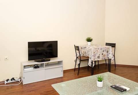 TV and multimedia, Living room, Seating area, Dining area