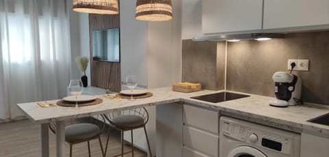 Coffee/tea facilities, Kitchen or kitchenette, Dining area, flat iron, stove, toaster, washing machine, dryer